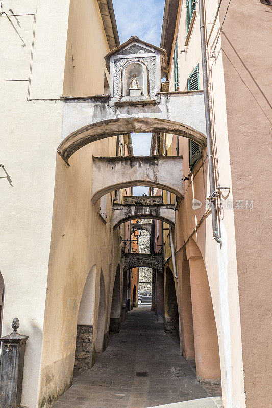 Varese Ligure狭窄街道上的一系列拱门